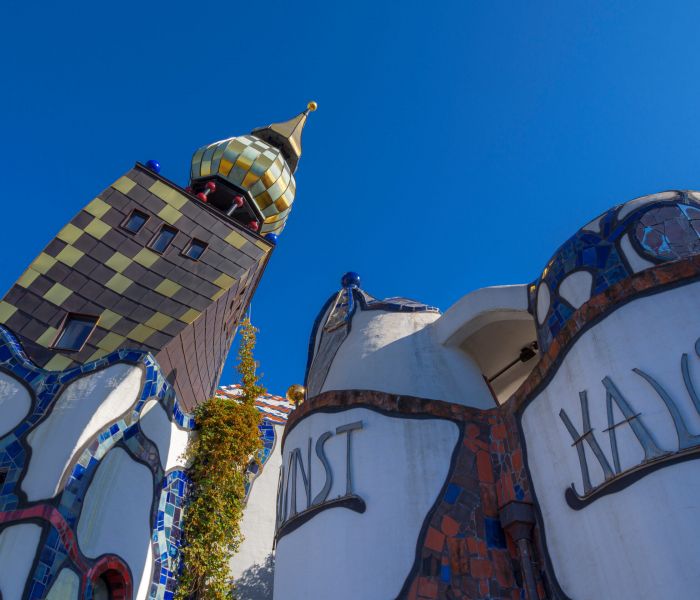 Friedensreich Hundertwasser im Fokus: Das KunstHaus Abensberg. (Foto: AdobeStock - pwmotion 375172110)