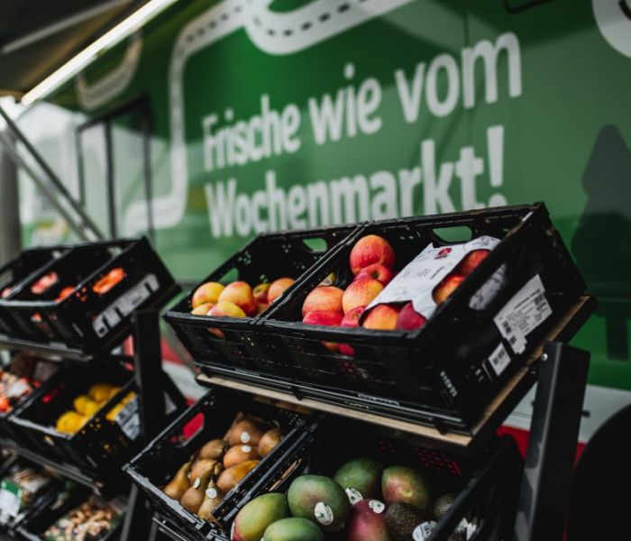 In dem speziellen Bus können Sie frische und regionale Lebensmittel kaufen. (Foto: REWE)