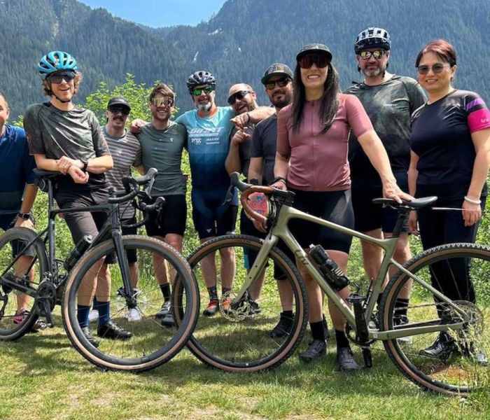 Adrenalin pur: Mitarbeiter und Freunde der Giant Group stürzen sich in ein Offroad-Abenteuer in der atemberaubenden Kulisse von British Columbia. (Foto: Giant Group)