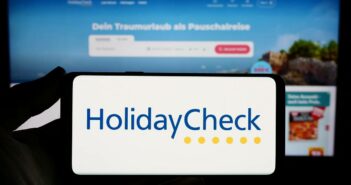 HolidayCheck - Das Bewertungsportal für den perfekten Urlaub (Foto: AdobeStock - 675198243 Timon)