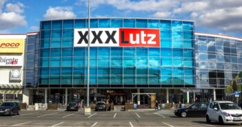 Ein moderner XXXLutz Store, der das umfangreiche Möbelsortiment des Unternehmens zeigt. (Foto: AdobeStock-337110251 doganmesut)