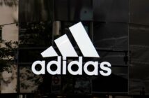 Adidas-Produkte sind auf der ganzen Welt gefragt, vor allem im Sportbereich. (Foto: AdobeStock 283043772 ink drop)