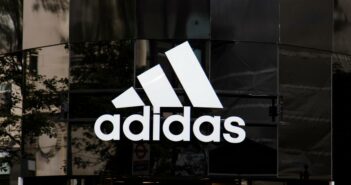 Adidas-Produkte sind auf der ganzen Welt gefragt, vor allem im Sportbereich. (Foto: AdobeStock 283043772 ink drop)