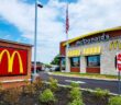 Ein typisches McDonald’s Restaurant in einer deutschen Großstadt (Foto: AdobeStock-866808606 Refrina)