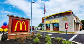 Ein typisches McDonald’s Restaurant in einer deutschen Großstadt (Foto: AdobeStock-866808606 Refrina)