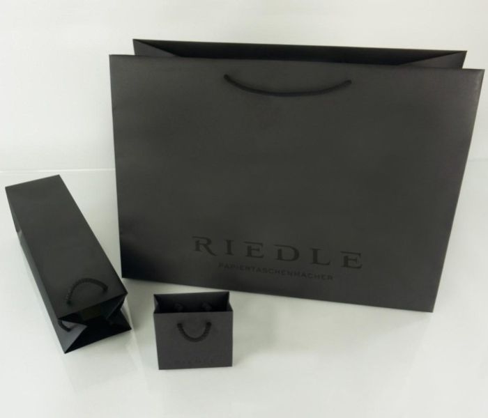 Elegant und nachhaltig werben mit der RIEDLE Black (Foto: BAGS BY RIEDLE)